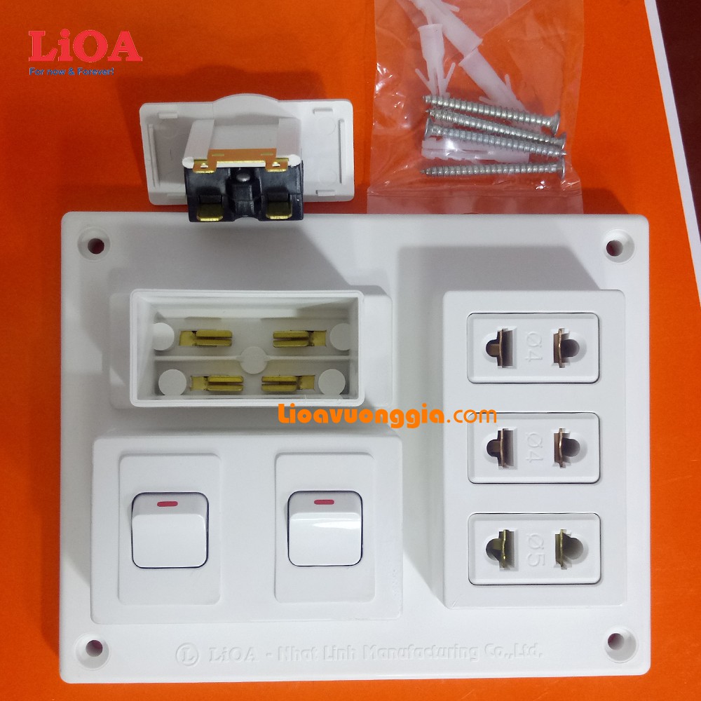 Bảng điện nổi LiOA 15A có 3 ổ cắm 2 công tắc B-CB15A2C