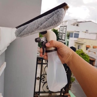 Cây lau kính kèm bình xịt Lock&lock