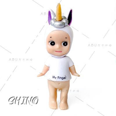 Em bé sừng unicorn trắng