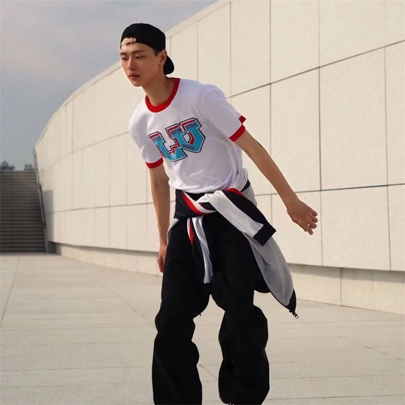 L &amp; V Áo Thun Tay Ngắn Màu Tương Phản In logo Trước Cổ Điển Tương Phản Thời Trang Thường Ngày Cho Nam Và Nữ