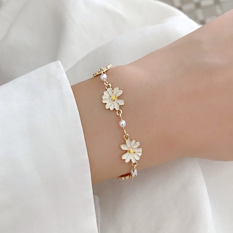 Vòng Tay Hai Lớp Xâu Hạt Ngọc Trai Và Hoa Cúc Thời Trang Hàn Quốc Đơn Giản Dành Cho Bạn Nữ
