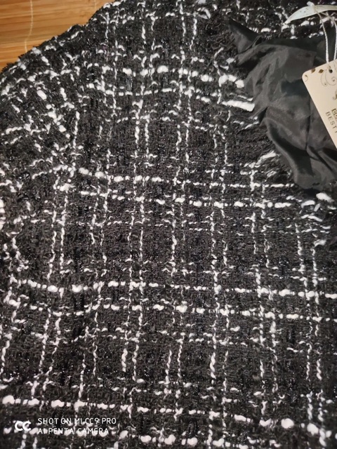 Áo khoác dạ tweed kẻ đen cổ v