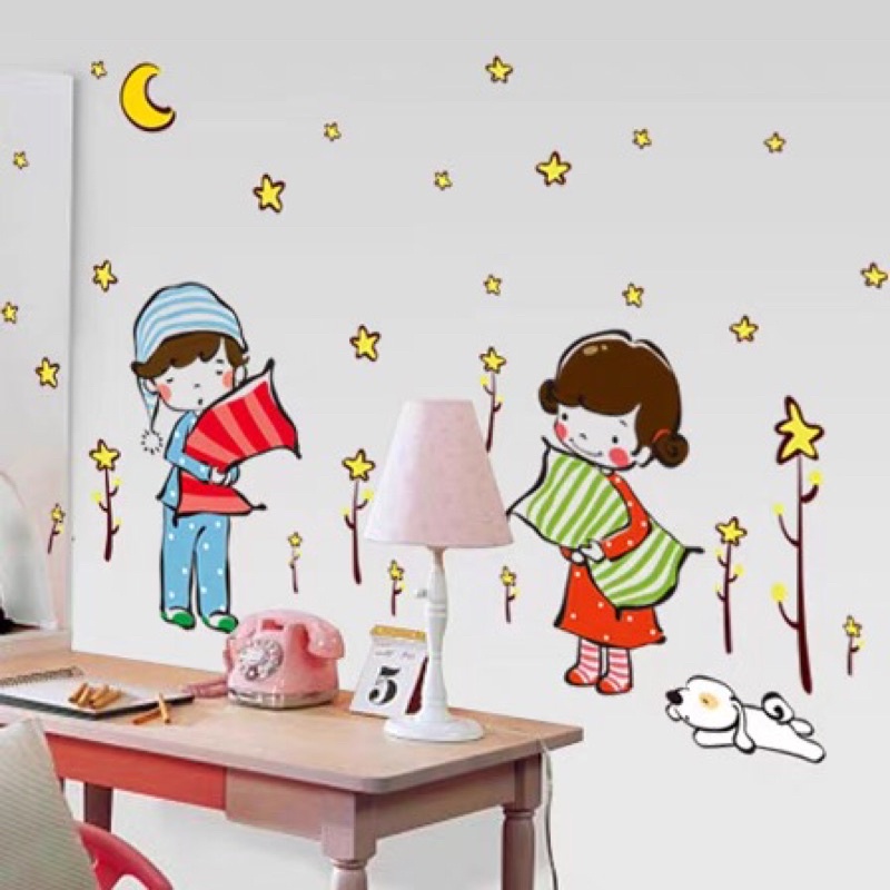 Decal dán tường phòng ngủ bé ôm gối dễ thương.