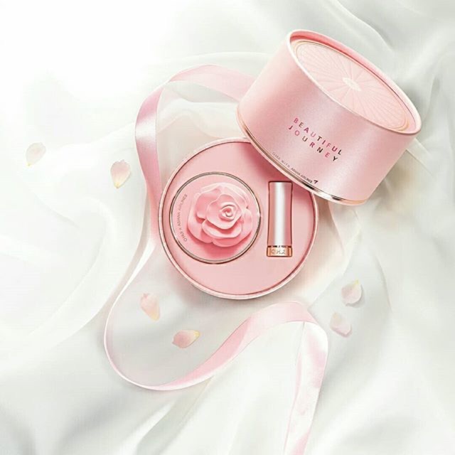 Phấn nước phiên bản giới hạn Ohui Ultimate Cover Cushion Moisture Rose Patal Special Set (Kèm lõi + Son)