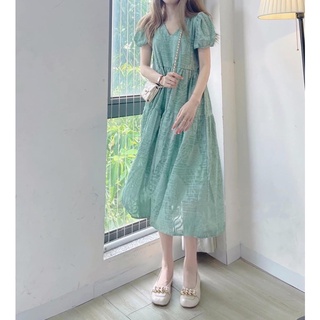 Váy xuông ren cổ V