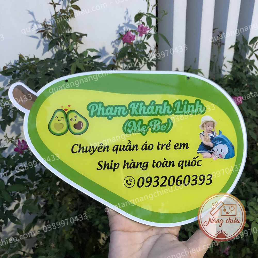 Bảng chụp ảnh sản phẩm thông dụng dùng để quảng cáo thương hiệu, nhãn hàng, được in bẳng mica sáng bóng và rẻ đẹp