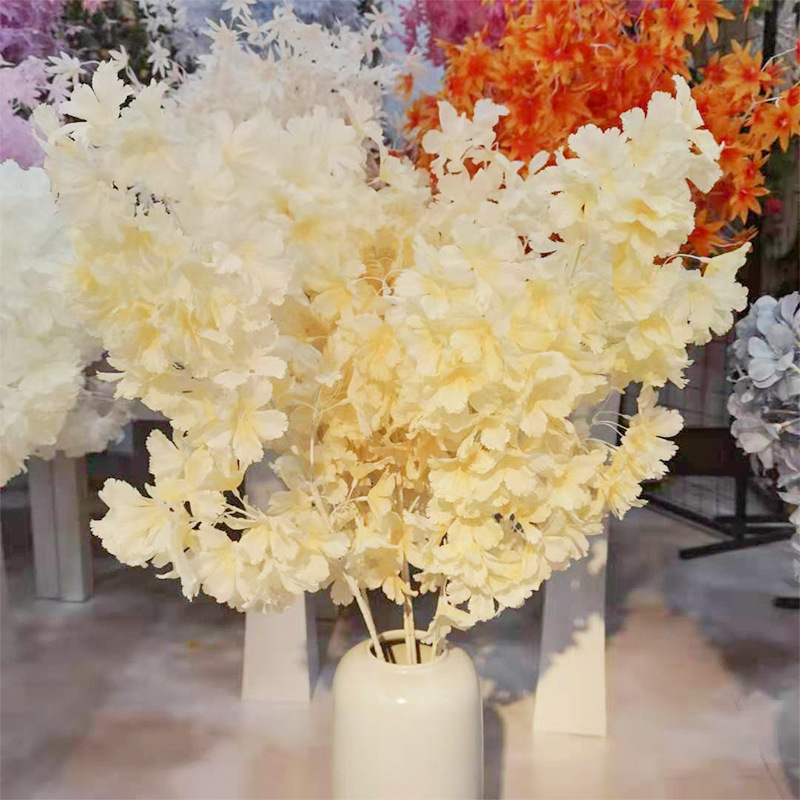 Cành hoa anh đào lụa trang trí nhà tiệc cưới