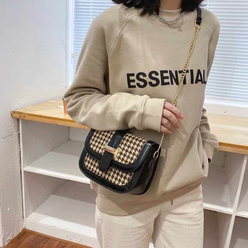 Túi Đeo Chéo Hoạ Tiết Kẻ Dễ mix đồ