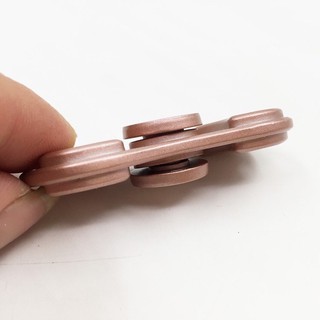 Con quay spinner 2 cánh kim loại độc đáo