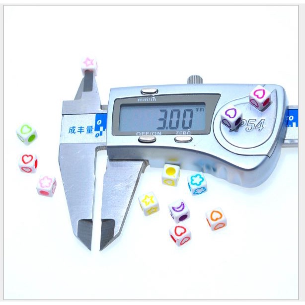 10-50gam hạt nhựa vuông 6mm khắc hoa, trăng sao, tim