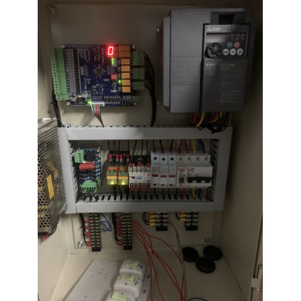 Tủ điện thang thang hàng