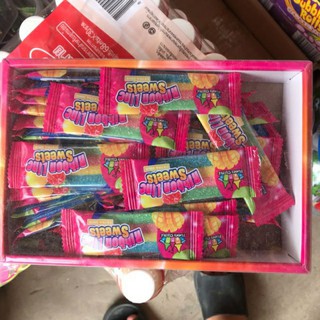 1 hộp kẹo dẻo chưa cầu vồng.65 cái