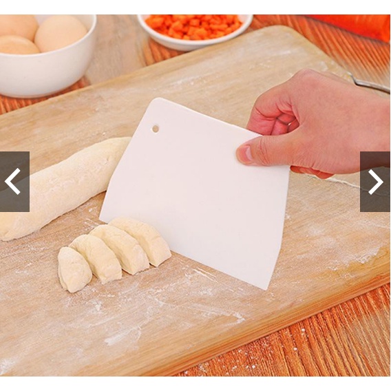 Miếng cắt và vét bột bằng nhựa loại dầy