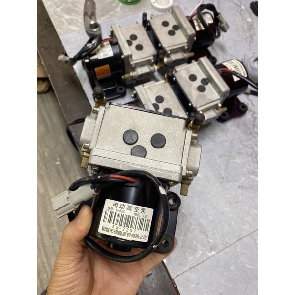 Bơm hút chân không phanh xe