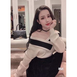 Áo len trễ vai cổ V