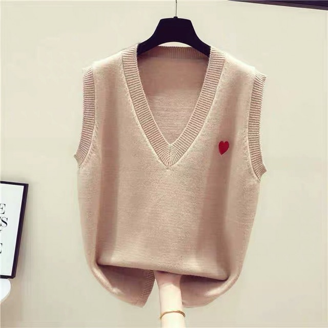 Áo gile len không tay cổ trái tim dáng uzlang cực yêu với trái tim ở ngực | BigBuy360 - bigbuy360.vn