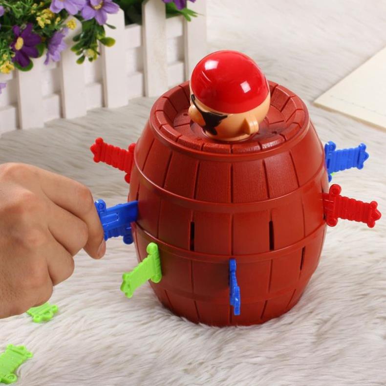 Đồ chơi cho bé, đồ chơi đâm hải tặc, thùng cướp biển thú vị loại 24 kiếm