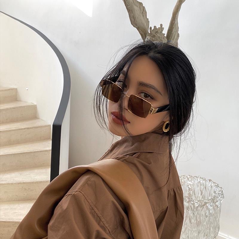 Kính Mắt Hình Chữ Nhật Gọng Vàng