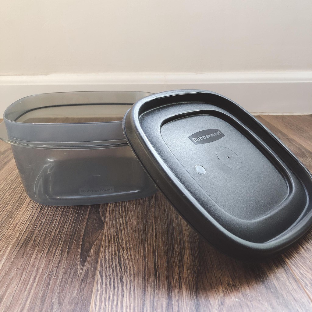 Set hộp RUBBERMAID easy find lids nắp đen dòng kháng khuẩn 46 chi tiết.