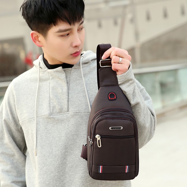 Túi đeo chéo nam vải Canvas kháng nước tích hợp lỗ tai nghe tiện dụng TC78 | BigBuy360 - bigbuy360.vn