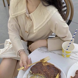 Áo sơ mi màu be cổ lá 2 tầng