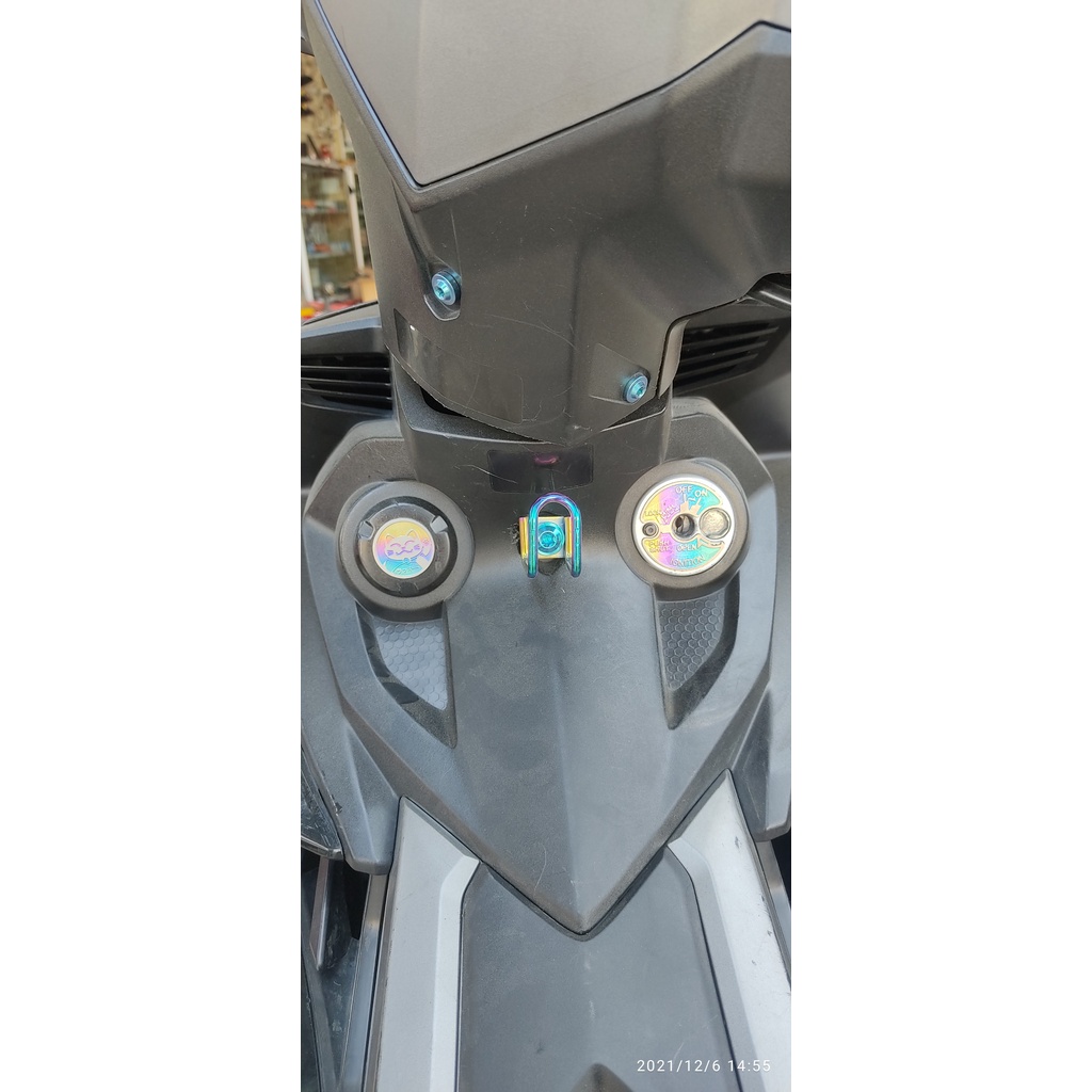 Tem Titan mèo thần tài gắn trang trí oto xe máy