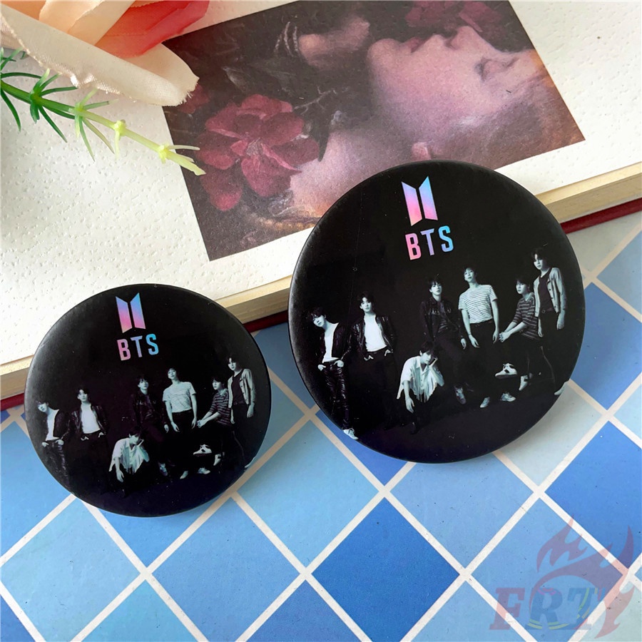 ❤ Ghim Cài Áo Hình Nhóm Nhạc Kpop ❤ 1 Huy Hiệu Gài Áo Bằng Thiếc Hình Ba Lô