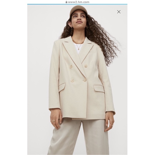 Áo blazer hm. Blazer hm auth nguyên tag . Màu beige có độn vai nhẹ . 💗 | BigBuy360 - bigbuy360.vn