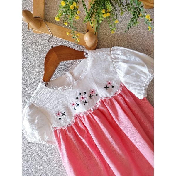 Đầm linen thêu hoa cho bé