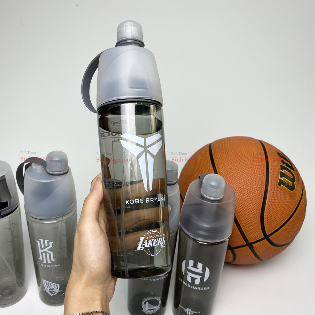 Bình nước bóng rổ NBA có xịt phun sương 600ml nhựa PC an toàn đựng thực phẩm Kobe Lebron James Kyrie Irving Curry ////