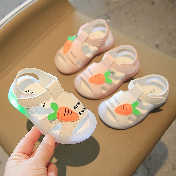 Sandal Tập Đi Cho Bé Gái Có Đèn Led Phát Sáng Chống Vấp Họa Tiết Carot Đáng Yêu Cho Bé 0 - 3 Tuổi ( A - 311 )