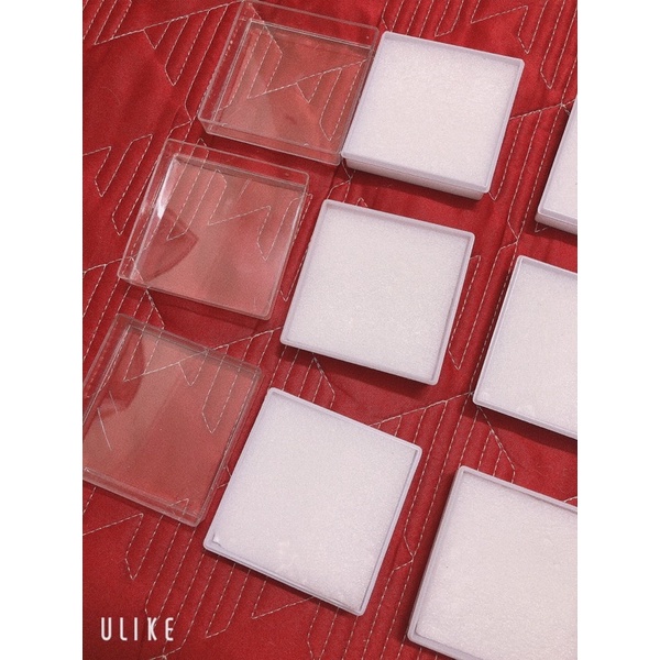 Hộp đựng khuyên tai được tặng kèm mút