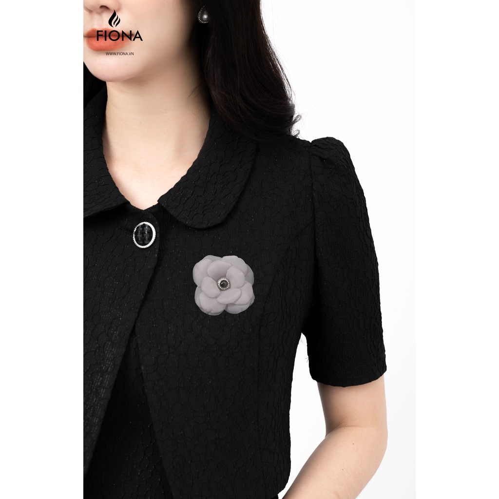 Áo vest ngắn dáng suông cổ sen đính 1 cúc và hoa trang trí tay lỡ nhún bồng FIONA F651448