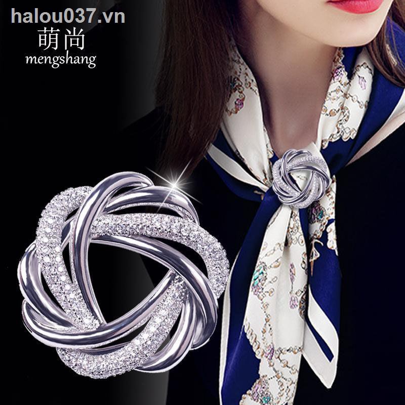 ✿Ready stock✿  High-end luxury classic silk scarf buckle brooch Dual-purpose shawl fashionable and versatile corner knotted