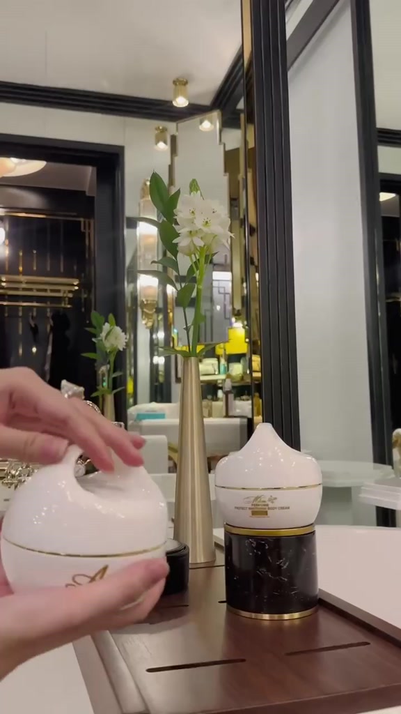 Kem dưỡng trắng da body Mềm acosmetics, dưỡng trắng body, hương nước hoa 150g | BigBuy360 - bigbuy360.vn