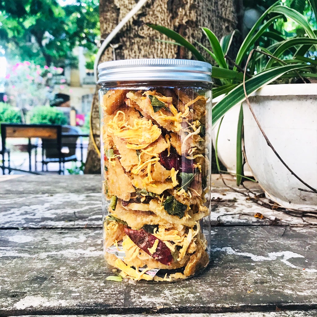 Cơm cháy lắc khô gà lá chanh hũ 300g đồ ăn vặt YOYO | BigBuy360 - bigbuy360.vn