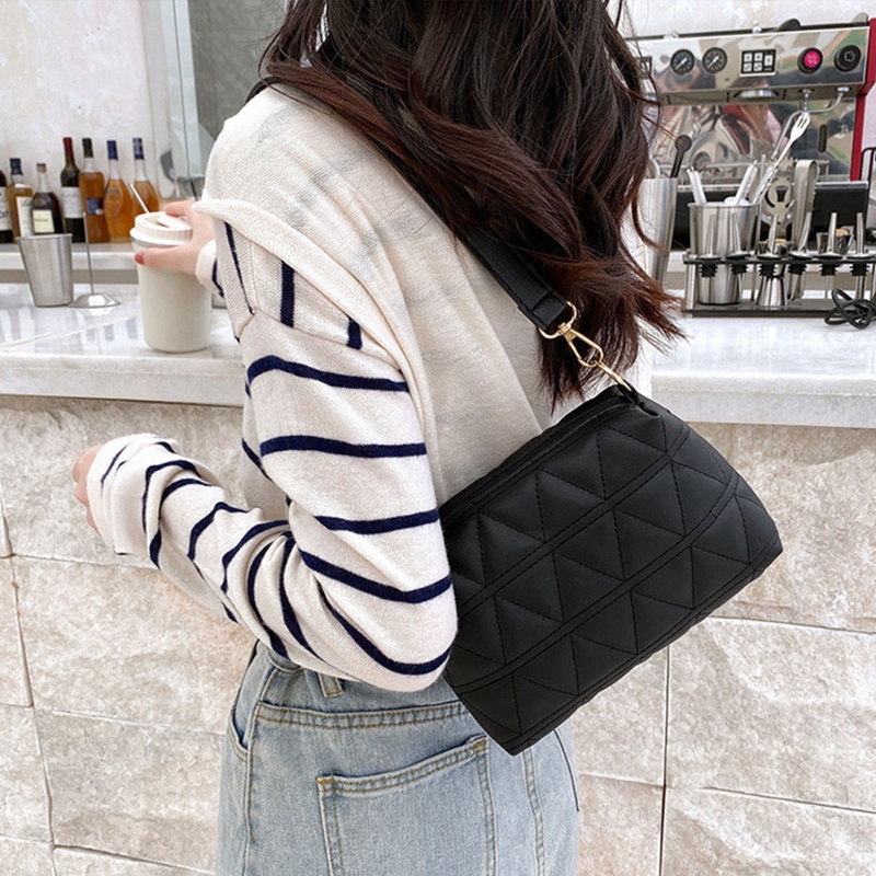 Túi Đeo Chéo Thêu Họa Tiết Hình Thoi Phối Dây Xích Thời Trang Cho Nữ