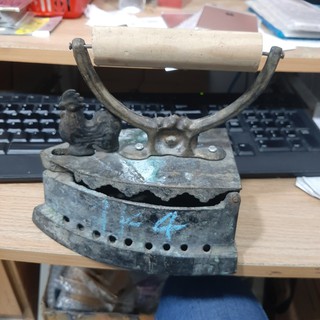 Bàn ủi con gà bàn là xưa