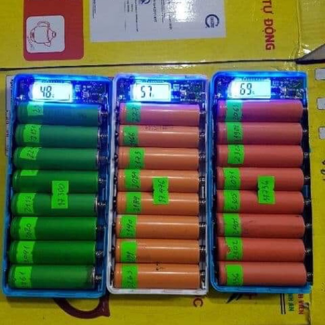 Box sạc 8cell kèm pin