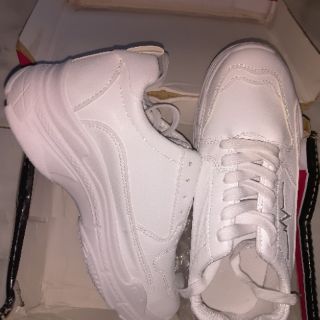 Giày sneaker