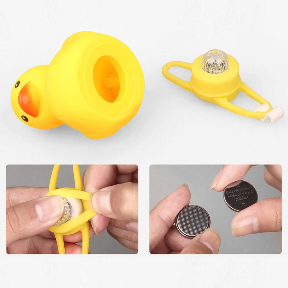 Vịt vàng đồ chơi kèm mũ bảo hiểm nhỏ nhắn dễ thương gắn xe đạp