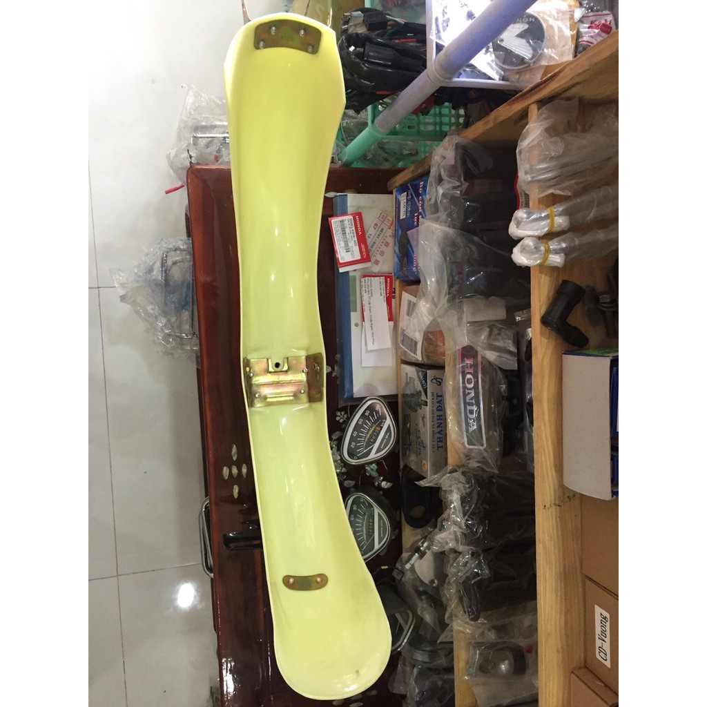 Dè nhựa sau honda 67 có cóc  gắn biển số đi kèm- màu vàng