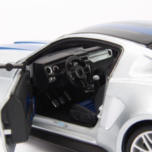 Mô hình xe Ford Mustang 2014 Street Racer 1:24 Maisto