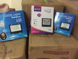 Đèn pha led 30w ánh sáng trắng và vàng