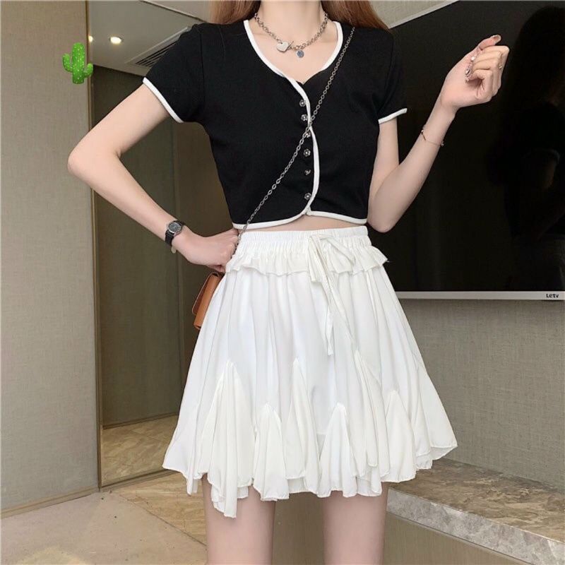 Chân váy xòe phối kiểu vải vôn có lót trong. P-C.