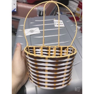 Giỏ mây cắm hoa treo tường