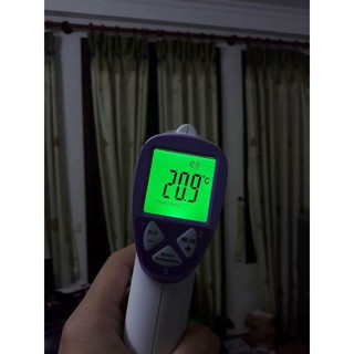 Súng bắn đo nhiệt độ cho bé