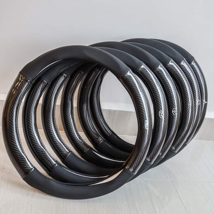 Bọc vô lăng ô tô Da vân Carbon kiểu dáng thể thao logo hãng xe,không gây mùi, chống trơn trượt