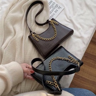 [SALE] Túi đeo vai vuông kèm dây xích vàng