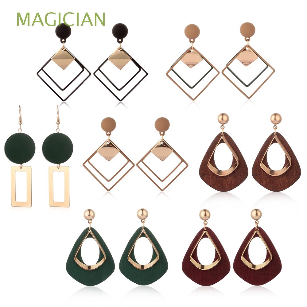 Đôi khuyên tai tròn kết hợp giữ gỗ và kim loại mang lại sự độc đáo, mới lạ